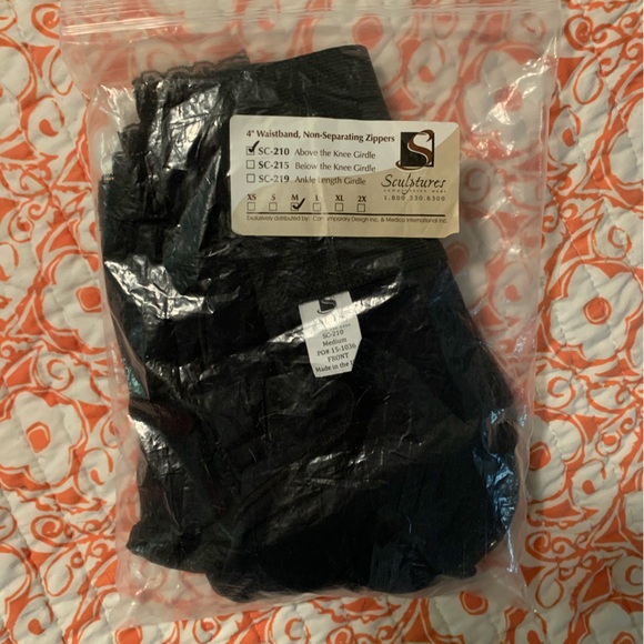 SC-210 Sculptures Above the Knee Girdle in Black size Medium. - Picture 2 of 5